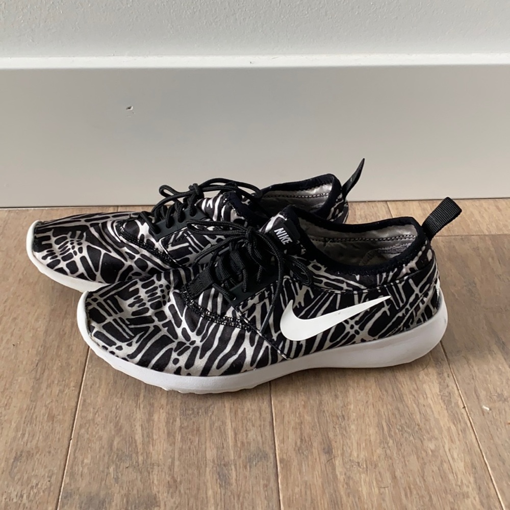 Nike stretch tennis shoes